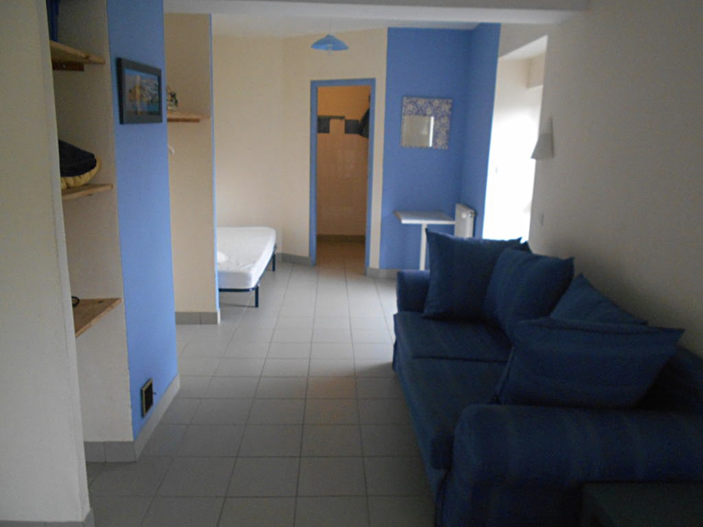 photo d'une chambre, avec un lit simple, un canapé bleu, murs bleu et murs blanc, étagères murale, table, radiateur, du gîte de groupe et maison d'hôtes du Bas Mena