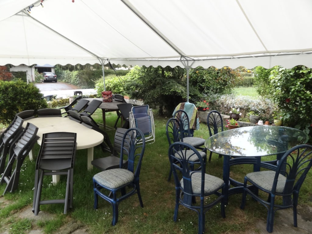photo jardin extérieure et trois tables de salon de jardin et leurs chaises sous grande tendue blanche, du gîte de groupe et maison d'hôtes du Bas Mena